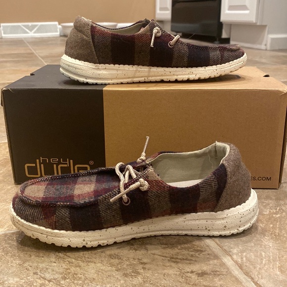 Hey dudes. Basically new. Size 6 (fits more like 7) - Picture 1 of 5